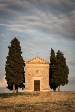 Meryem Ana Kilisesi, gün batımında, bulutlar önümüzde.