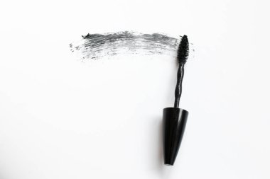 Siyah rimel izi ve beyaz arkaplanda fırça izi
