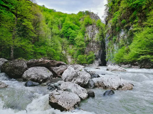 Dağ Nehri Kayalıklardan Kırılıyor Nehirlerin Birleştiği Yer Taş Moloz — Stok fotoğraf