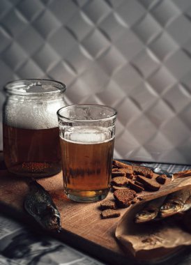 Otantik retro bira ve balıklı atıştırmalıklar.