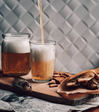 Biralar bardağa döküldü.