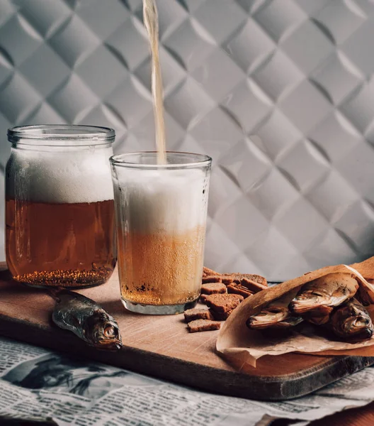 Biralar bardağa döküldü.