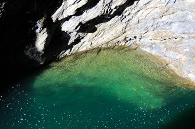 yeşil dağ gölü ve taş duvar