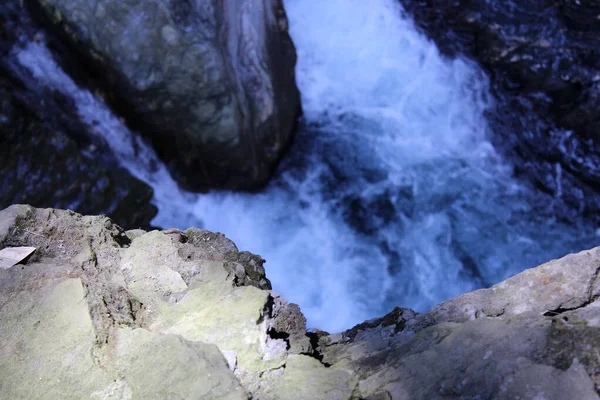 Água Azul Desfiladeiro Rio Que Flui Entre Rochas — Fotografia de Stock