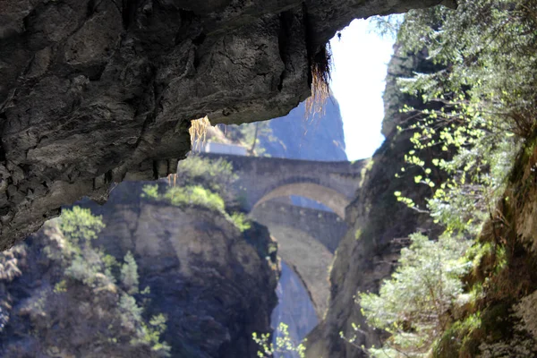 Canyon Svizzero Con Sposa Montagna — Foto Stock