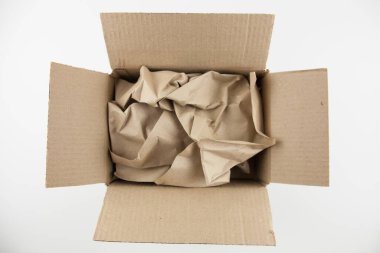 E- posta için beyaz zemin üzerinde el işi kağıtları olan boş karton kutu