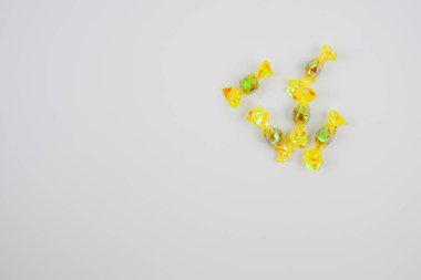 Beyaz arka planda sarı tatlılar.