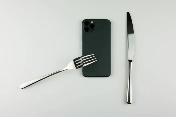 Teléfono Con Cuchillo Tenedor Comer Contenido Netiqueta — Foto de Stock