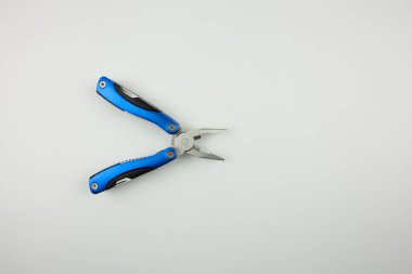 Beyaz arkaplanda pense izole edildi