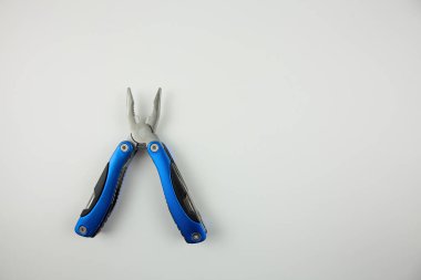 Beyaz arkaplanda pense izole edildi