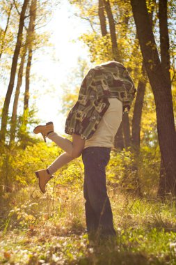 İki insan birbirine sarılır, dünyanın geri kalanından saklanır