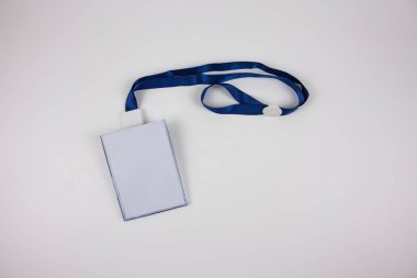 Mavi kurdeleli ve beyaz arkaplanda beyaz boş bir rozet..