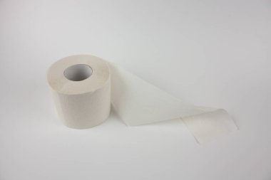 Beyaz arkaplanda yeni tuvalet kağıdı