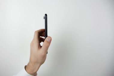 Telefon beyaz arka planda, siyah ekranlı. Sunum uygulaması için.