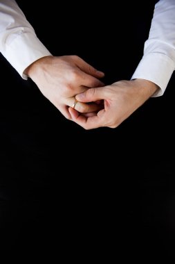 Bir adam parmağındaki alyansı çıkarır. Bu bir boşanma..