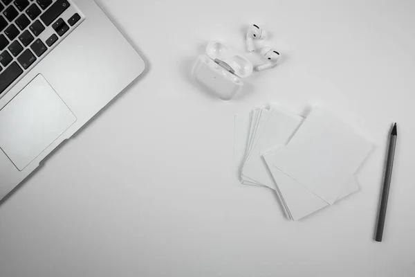 Ofis aksesuarlarıyla birlikte dizüstü bilgisayar masada. Taşınabilir işyeri.