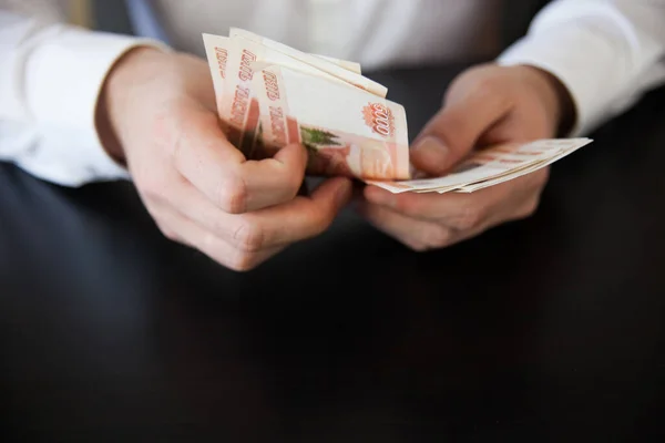 Homme Chemise Blanche Compte Papier Monnaie Russe Images De Stock Libres De Droits