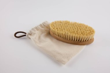 Beyaz zemin üzerinde anti-selülit fırça