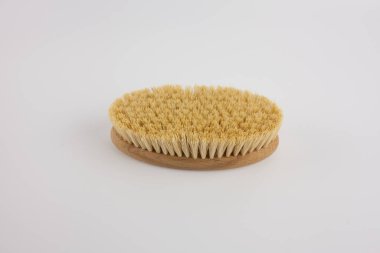 Beyaz zemin üzerinde anti-selülit fırça