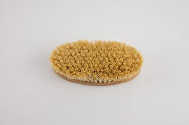 Beyaz zemin üzerinde anti-selülit fırça