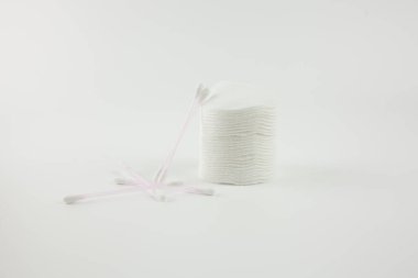 Makyaj malzemelerini silmek için süngerler ve beyaz arka plana sürtünmek için.