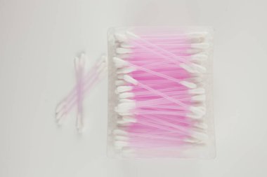 Kutudaki beyaz arka planda kulakları temizlemek için çubuklar