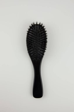 Beyaz arkaplanda saç tarama.