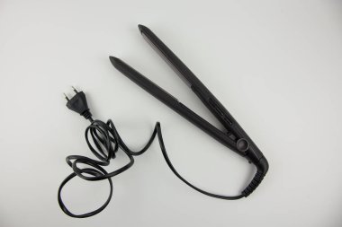 Beyaz arka planda tarak ve saç şekillendirme demiri