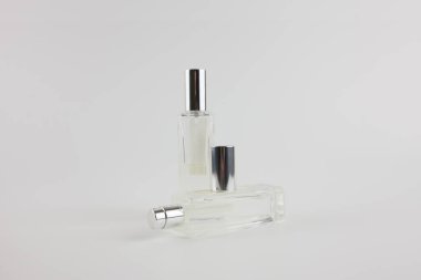 Beyaz arkaplanlı parfüm şişesi