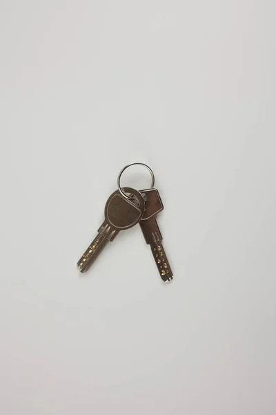 Die Schlüssel Zur Wohnung Auf Weißem Hintergrund — Stockfoto