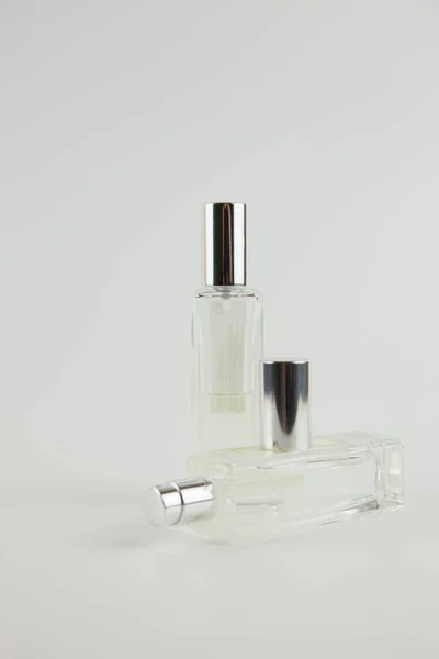 Frasco Perfume Con Tapa Sobre Fondo Blanco — Foto de Stock