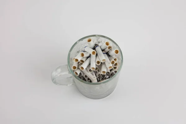 Сигарети Кухоль Білому Тлі — стокове фото