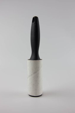 Kirli yapışkan silindirler beyaz arka planda giysilerden toz ve saç toplamak için.