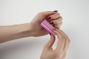 Tırnaklarıyla tek başına ilgilenen bir kadın. Karantina sonrası manikür