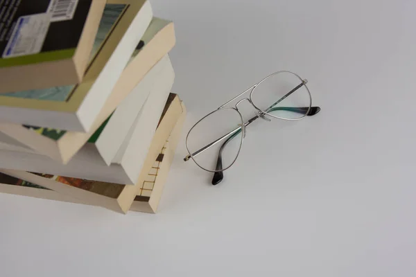 Uma Pilha Livros Óculos Sobre Fundo Branco Para Apresentação Trabalhos — Fotografia de Stock