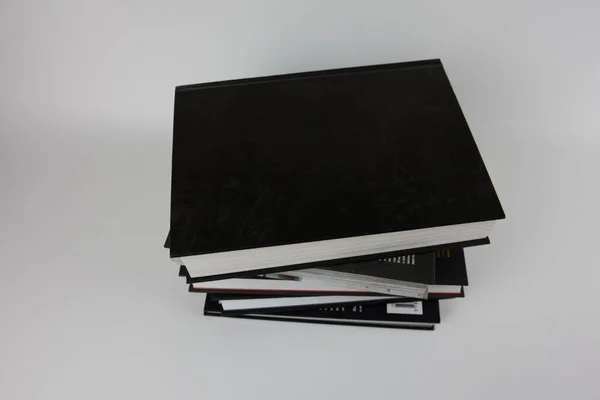 Beyaz arka planda bir yığın kitap. Bilimsel çalışmaların ve eğitimin sunumu için.