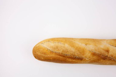 Beyaz arka planda taze pişmiş ekmek. Kahvaltı için mükemmel. Temel ürünlerin, fırınların ya da ekmek üretiminin sunumu için.