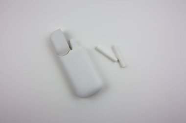 Beyaz bir çantada elektronik sigaralar. Tütün ürünlerinin sunumu ve tütün endüstrisinin çalışmaları için.