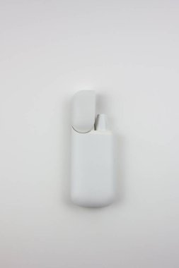 Beyaz bir çantada elektronik sigaralar. Tütün ürünlerinin sunumu ve tütün endüstrisinin çalışmaları için.