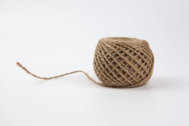 Beyaz arka planda örgü örmek için kahverengi yün. İğne işi.