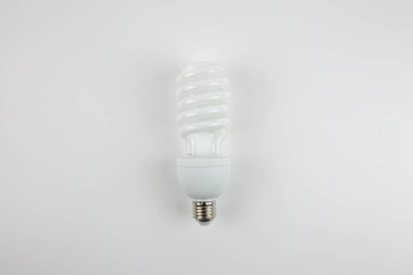 Beyaz arka planda beyaz enerji tasarrufu ampulü. Mekanın ışıklandırması.