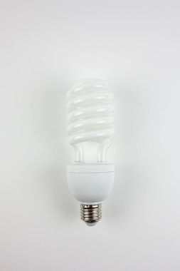 Beyaz arka planda beyaz enerji tasarrufu ampulü. Mekanın ışıklandırması.