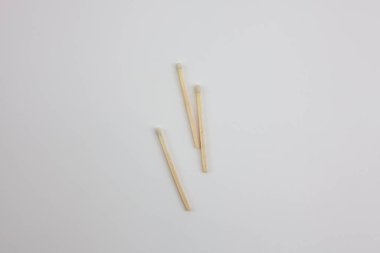 Beyaz arka planda ahşap kibrit var. Bir ateş yakma aracı.