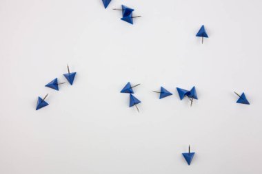 Beyaz arka planda mavi raptiyeler. Kağıdı duvara yapıştırmak için bir araçName.