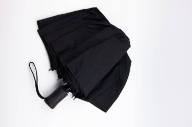 Siyah, güzel şemsiyeli, beyaz arka planda siyah saplı. Yağmurdan ve diğer yağışlardan korunma.