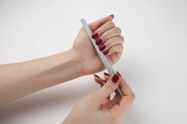 Kız, kendi elleriyle manikür yaptırıyor. Karantina sırasında yaşam.