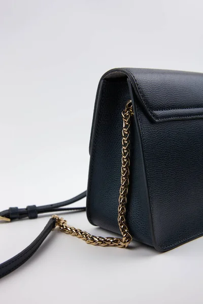 Bolsa Crossbody Azul Com Uma Alça Metal Dourado Sobre Fundo — Fotografia de Stock