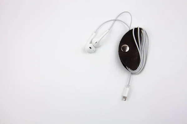 Casque Filaire Blanc Sur Fond Blanc Pour Les Mélomanes — Photo