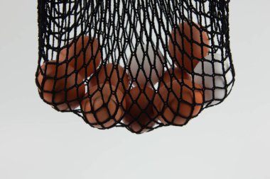 Tekrar kullanılabilir bir çantada tavuk yumurtası. Kırılgan bir ürünün sunumu için. Mal ve doğaya karşı dikkatli bir tavır sergilemek için..