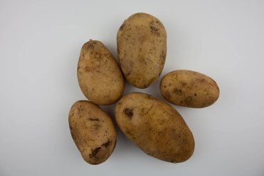 Beyaz arka planda taze patates. Taze ve sağlıklı yiyecekler. Sağlıklı yaşam tarzı.